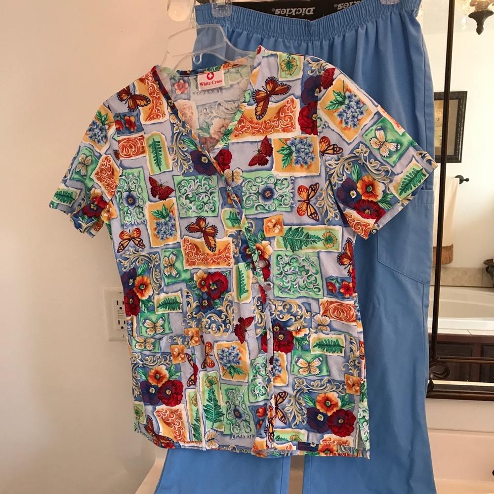 🦋🍃🌺 Scrub set! 🦋🍃🌺